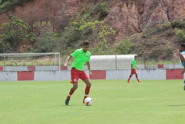 Um dia após o apertado empate com o Central, o elenco alvirrubro se reapresentou ao técnico Moacir Júnior. Enquanto os titulares do encontro com a Patativa participavam de um trabalho regenerativo, os demais disputaram um jogo treino com a equipe da Cabense. Apesar da correria do time adversário, os reservas do Timbu conseguiram fazer valer a maior qualidade técnica e venceram por 3 a 0, com dois gols de Jefferson Nem e um de Welton Felipe. Confira a escalação usada pelo Náutico no amistoso: Jefferson Gol; Bernardo, Welton Felipe, Elivelton e Piauí; Anderson Preto, Gustavo Henrique, Helder Ribeiro e Patrick Vieira; Jefferson Nem e João Paulo.