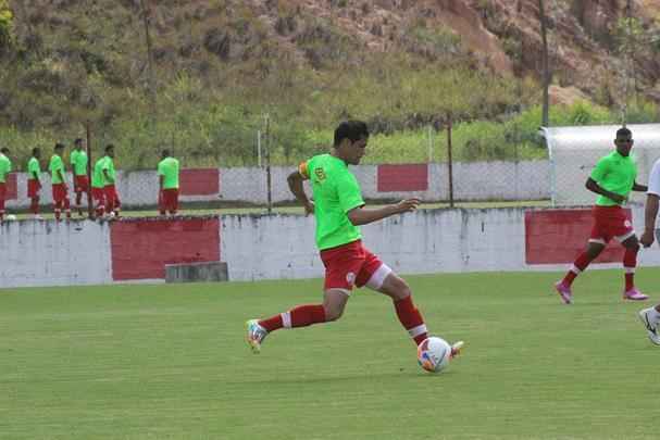 Um dia após o apertado empate com o Central, o elenco alvirrubro se reapresentou ao técnico Moacir Júnior. Enquanto os titulares do encontro com a Patativa participavam de um trabalho regenerativo, os demais disputaram um jogo treino com a equipe da Cabense. Apesar da correria do time adversário, os reservas do Timbu conseguiram fazer valer a maior qualidade técnica e venceram por 3 a 0, com dois gols de Jefferson Nem e um de Welton Felipe. Confira a escalação usada pelo Náutico no amistoso: Jefferson Gol; Bernardo, Welton Felipe, Elivelton e Piauí; Anderson Preto, Gustavo Henrique, Helder Ribeiro e Patrick Vieira; Jefferson Nem e João Paulo.