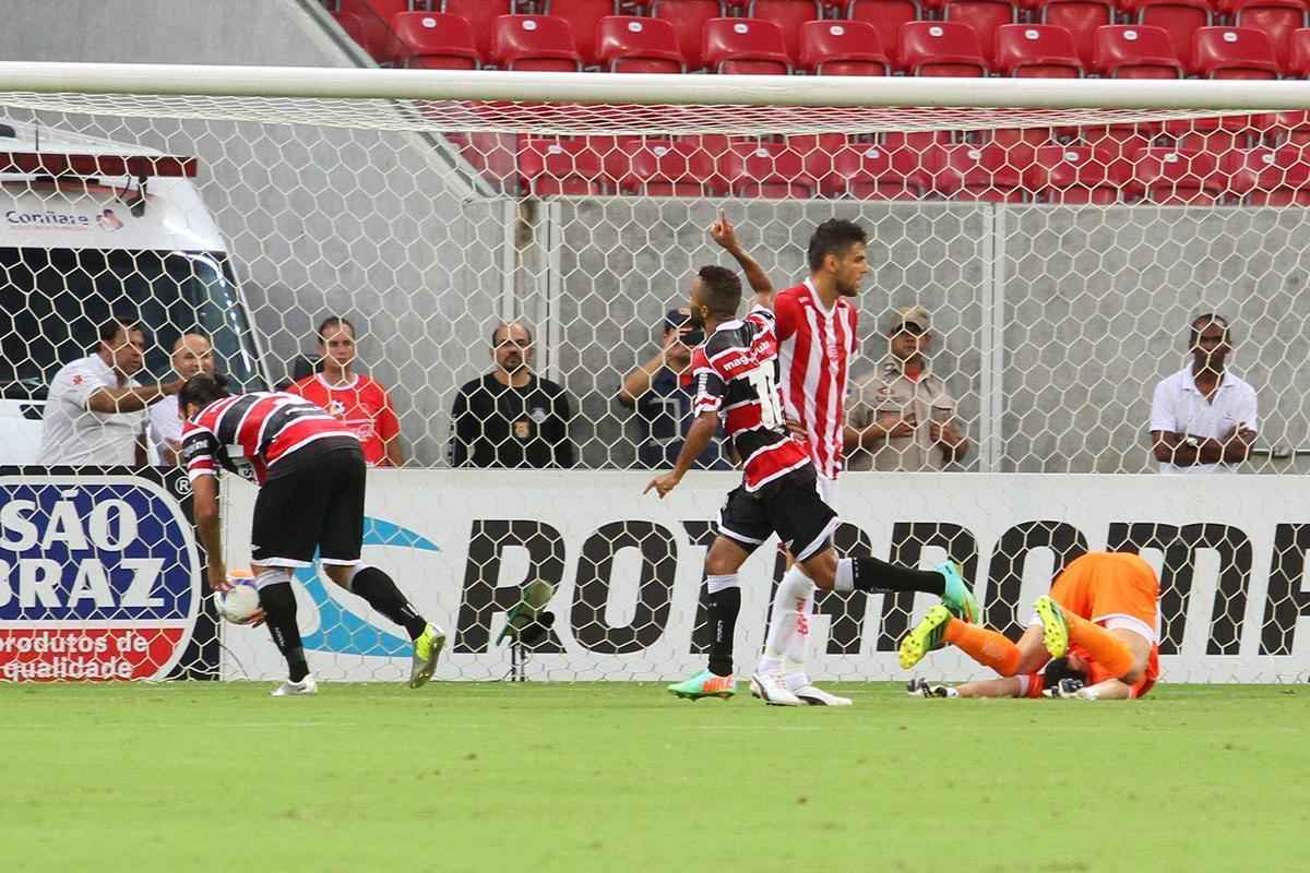 23/03/2014 - O primeiro Clssico das Emoes na Arena Pernambuco foi marcado por muitos gols. A partida terminou em 5 a 3 para os tricolores. Com a vitria, o Santa Cruz acabou com o retrospecto sem vitrias contra os seus rivais na temporada.