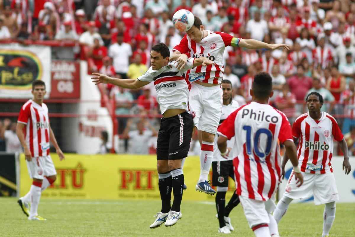 28/04/2013 - Numa partida decisiva, Nutico e Santa Cruz se enfrentaram no jogo de volta da semifinal do Pernambucano de 2013. Mesmo com a vitria alvirrubra por 2 a 1, foram os tricolores que avanaram para a final contra o Sport.