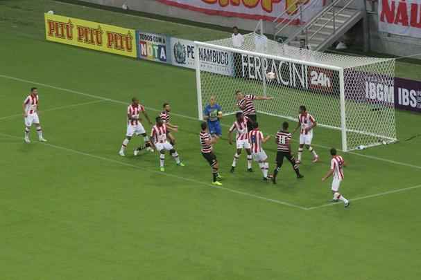 Clssico das Emoes na Arena Pernambuco teve pblico tmido em jogo no fim da noite