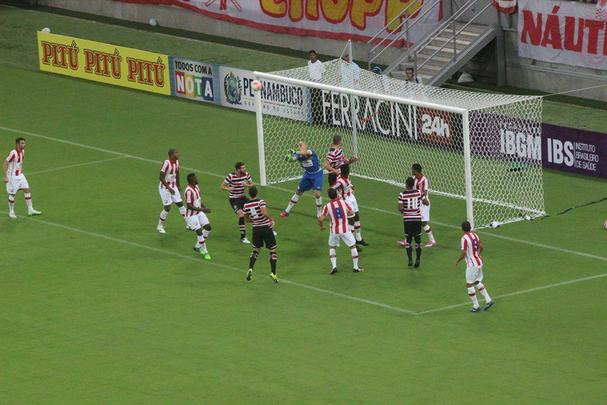 Clssico das Emoes na Arena Pernambuco teve pblico tmido em jogo no fim da noite