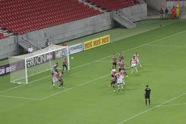 Clssico das Emoes na Arena Pernambuco teve pblico tmido em jogo no fim da noite