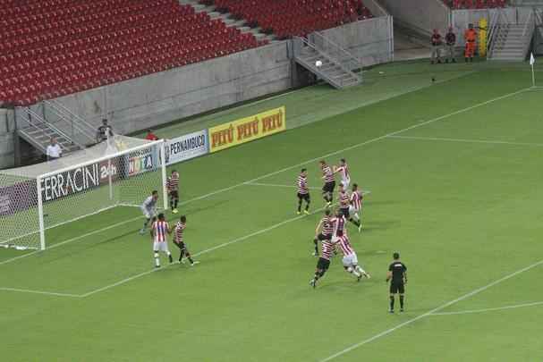 Clssico das Emoes na Arena Pernambuco teve pblico tmido em jogo no fim da noite