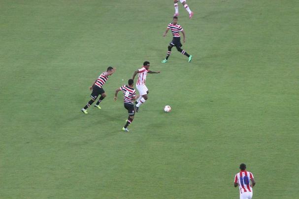 Clssico das Emoes na Arena Pernambuco teve pblico tmido em jogo no fim da noite