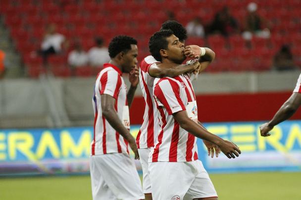Clssico das Emoes na Arena Pernambuco teve pblico tmido em jogo no fim da noite