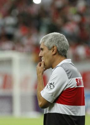 Clssico das Emoes na Arena Pernambuco teve pblico tmido em jogo no fim da noite