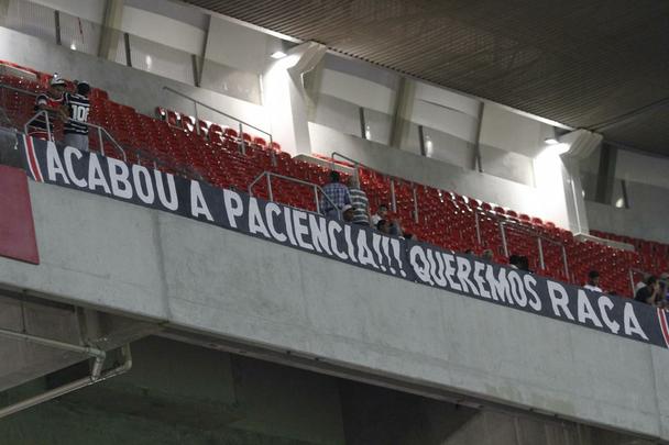 Clssico das Emoes na Arena Pernambuco teve pblico tmido em jogo no fim da noite