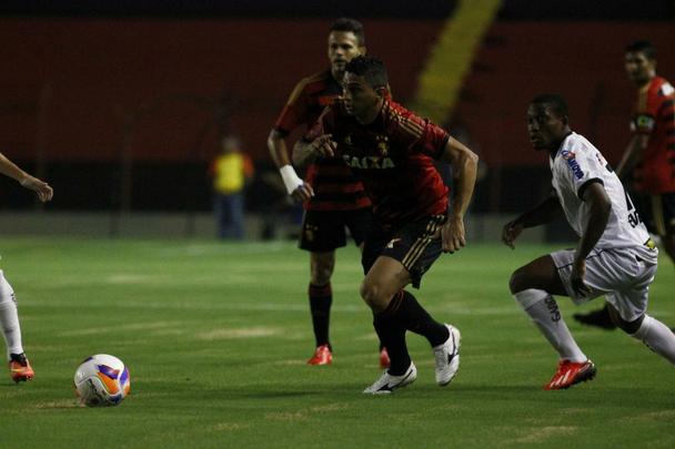 Em noite de pouca inspirao, o Sport jogou contra o Central na Ilha do Retiro. S conseguiu o gol da vitria nos instantes finais, atravs de Felipe Azevedo