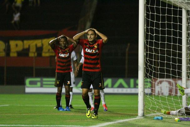 Em noite de pouca inspirao, o Sport jogou contra o Central na Ilha do Retiro. S conseguiu o gol da vitria nos instantes finais, atravs de Felipe Azevedo.