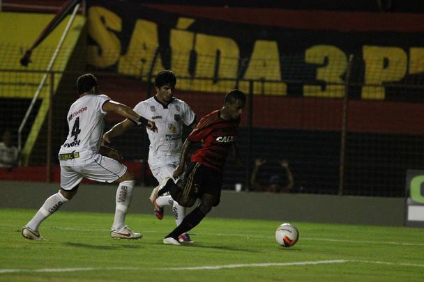 Em noite de pouca inspirao, o Sport jogou contra o Central na Ilha do Retiro. S conseguiu o gol da vitria nos instantes finais, atravs de Felipe Azevedo.