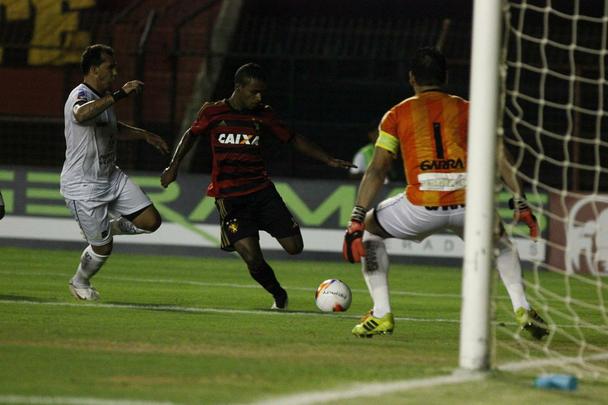 Em noite de pouca inspirao, o Sport jogou contra o Central na Ilha do Retiro. S conseguiu o gol da vitria nos instantes finais, atravs de Felipe Azevedo.