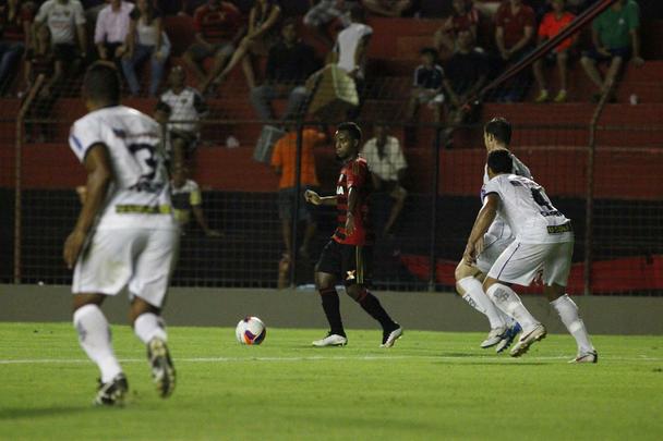 Em noite de pouca inspirao, o Sport jogou contra o Central na Ilha do Retiro. S conseguiu o gol da vitria nos instantes finais, atravs de Felipe Azevedo.