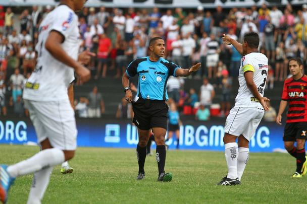 Em uma tarde de pouca inspirao, o Sport jogou com um time alternativo e saiu de campo derrotado pelo Central. O gol da vitria foi marcado pelo lateral Madona, numa cobrana de falta que desviou na barreira rubro-negra.