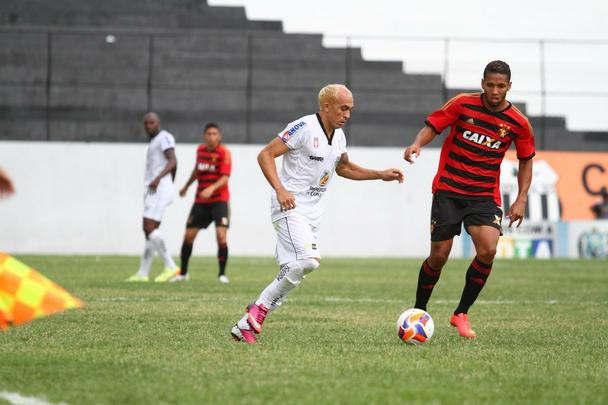 Em uma tarde de pouca inspirao, o Sport jogou com um time alternativo e saiu de campo derrotado pelo Central. O gol da vitria foi marcado pelo lateral Madona, numa cobrana de falta que desviou na barreira rubro-negra.