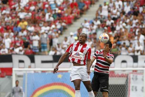 Em jogo de baixo nvel tcnico, Santa Cruz e Nutico fizeram um Clssico das Emoes morno, que terminou empatado sem gols. O Tricolor teve um gol de Danny Morais anulado e um pnalti perdido por Betinho, que cobrou nas mos de Jlio Csar.