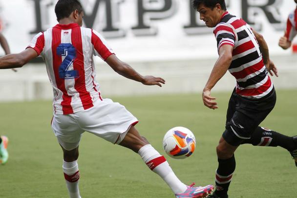 Em jogo de baixo nvel tcnico, Santa Cruz e Nutico fizeram um Clssico das Emoes morno, que terminou empatado sem gols. O Tricolor teve um gol de Danny Morais anulado e um pnalti perdido por Betinho, que cobrou nas mos de Jlio Csar.