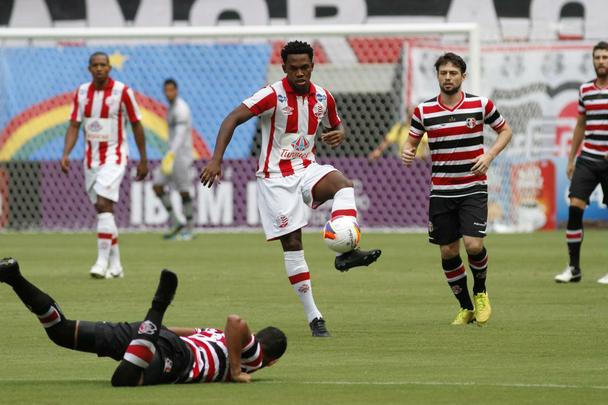 Em jogo de baixo nvel tcnico, Santa Cruz e Nutico fizeram um Clssico das Emoes morno, que terminou empatado sem gols. O Tricolor teve um gol de Danny Morais anulado e um pnalti perdido por Betinho, que cobrou nas mos de Jlio Csar.