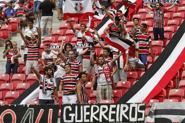 Em jogo de baixo nvel tcnico, Santa Cruz e Nutico fizeram um Clssico das Emoes morno, que terminou empatado sem gols. O Tricolor teve um gol de Danny Morais anulado e um pnalti perdido por Betinho, que cobrou nas mos de Jlio Csar.