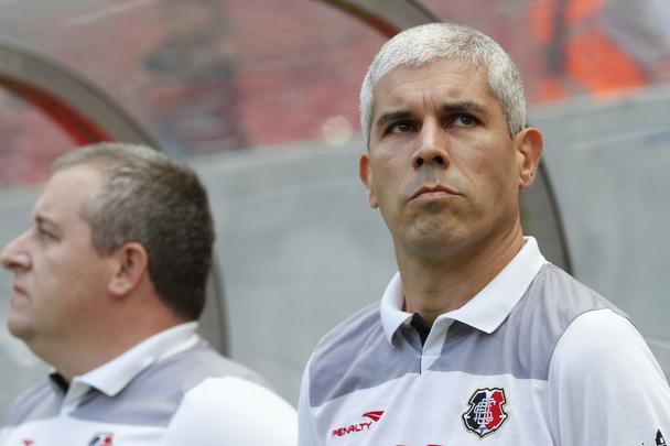 Em jogo de baixo nvel tcnico, Santa Cruz e Nutico fizeram um Clssico das Emoes morno, que terminou empatado sem gols. O Tricolor teve um gol de Danny Morais anulado e um pnalti perdido por Betinho, que cobrou nas mos de Jlio Csar.