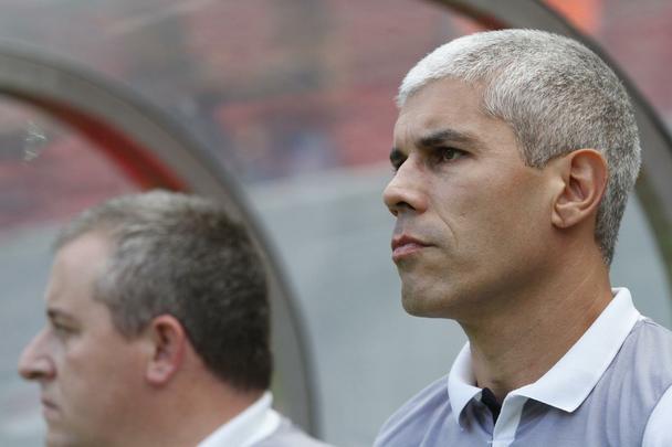 Em jogo de baixo nvel tcnico, Santa Cruz e Nutico fizeram um Clssico das Emoes morno, que terminou empatado sem gols. O Tricolor teve um gol de Danny Morais anulado e um pnalti perdido por Betinho, que cobrou nas mos de Jlio Csar.