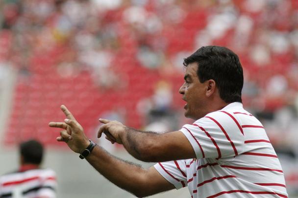 Em jogo de baixo nvel tcnico, Santa Cruz e Nutico fizeram um Clssico das Emoes morno, que terminou empatado sem gols. O Tricolor teve um gol de Danny Morais anulado e um pnalti perdido por Betinho, que cobrou nas mos de Jlio Csar.