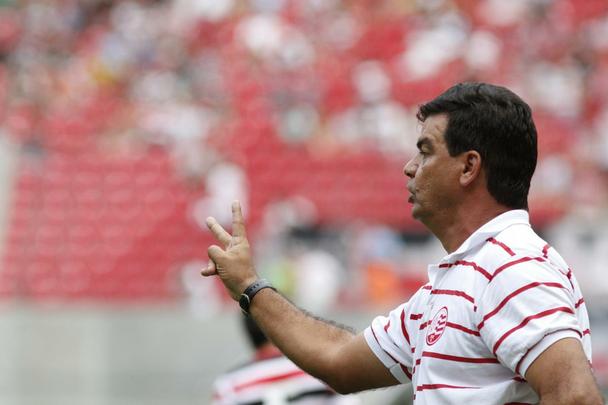 Em jogo de baixo nvel tcnico, Santa Cruz e Nutico fizeram um Clssico das Emoes morno, que terminou empatado sem gols. O Tricolor teve um gol de Danny Morais anulado e um pnalti perdido por Betinho, que cobrou nas mos de Jlio Csar.