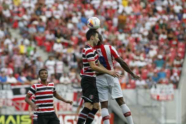 Em jogo de baixo nvel tcnico, Santa Cruz e Nutico fizeram um Clssico das Emoes morno, que terminou empatado sem gols. O Tricolor teve um gol de Danny Morais anulado e um pnalti perdido por Betinho, que cobrou nas mos de Jlio Csar.