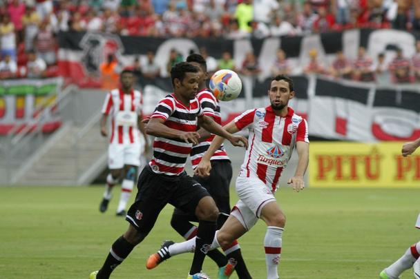 Em jogo de baixo nvel tcnico, Santa Cruz e Nutico fizeram um Clssico das Emoes morno, que terminou empatado sem gols. O Tricolor teve um gol de Danny Morais anulado e um pnalti perdido por Betinho, que cobrou nas mos de Jlio Csar.