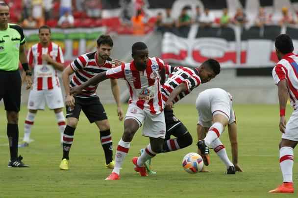 Em jogo de baixo nvel tcnico, Santa Cruz e Nutico fizeram um Clssico das Emoes morno, que terminou empatado sem gols. O Tricolor teve um gol de Danny Morais anulado e um pnalti perdido por Betinho, que cobrou nas mos de Jlio Csar.