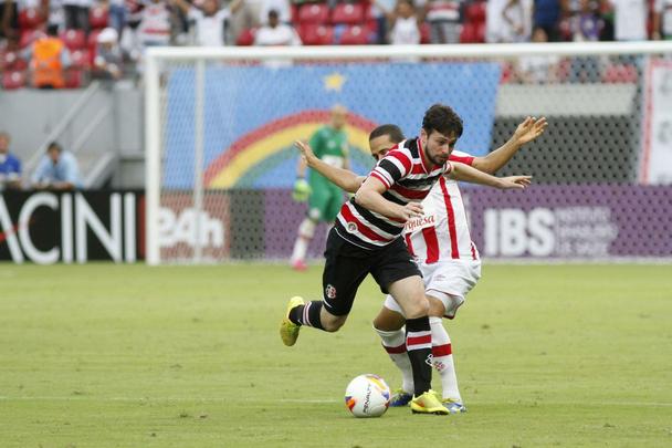 Em jogo de baixo nvel tcnico, Santa Cruz e Nutico fizeram um Clssico das Emoes morno, que terminou empatado sem gols. O Tricolor teve um gol de Danny Morais anulado e um pnalti perdido por Betinho, que cobrou nas mos de Jlio Csar.