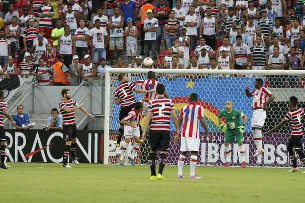Em jogo de baixo nvel tcnico, Santa Cruz e Nutico fizeram um Clssico das Emoes morno, que terminou empatado sem gols. O Tricolor teve um gol de Danny Morais anulado e um pnalti perdido por Betinho, que cobrou nas mos de Jlio Csar.