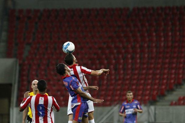 Em mais uma noite de pouco pblico na Arena Pernambuco, o Nutico novamente decepcionou seus torcedores, que esperavam uma vitria tranquila sobre o Piau. O Timbu ficou num empate em 3 a 3 e desperdiou a chance de chegar  liderana do grupo C. Os gols alvirrubros foram marcados por Patrick Vieira (2) e Fillipe Soutto, enquanto Pablo e Cludio (2) descontaram para os visitantes.