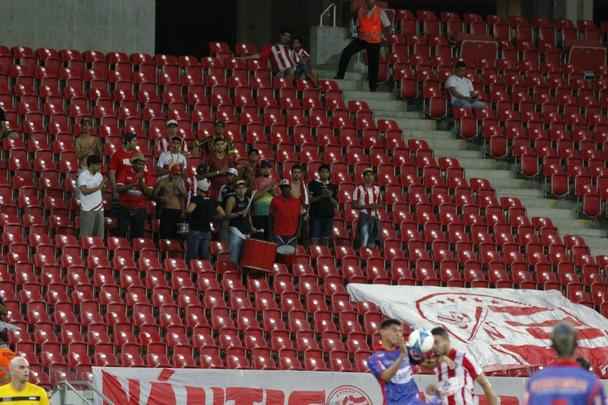 Em mais uma noite de pouco pblico na Arena Pernambuco, o Nutico novamente decepcionou seus torcedores, que esperavam uma vitria tranquila sobre o Piau. O Timbu ficou num empate em 3 a 3 e desperdiou a chance de chegar  liderana do grupo C. Os gols alvirrubros foram marcados por Patrick Vieira (2) e Fillipe Soutto, enquanto Pablo e Cludio (2) descontaram para os visitantes.