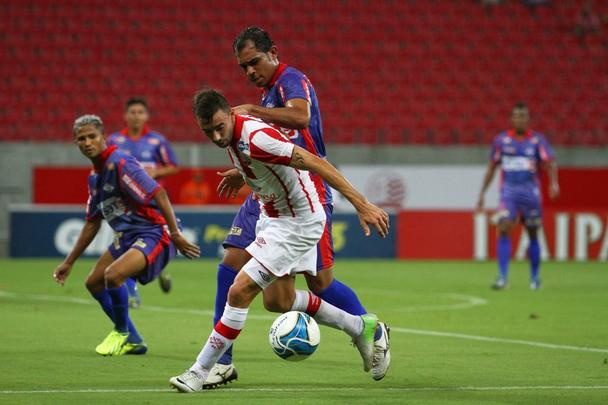 Em mais uma noite de pouco pblico na Arena Pernambuco, o Nutico novamente decepcionou seus torcedores, que esperavam uma vitria tranquila sobre o Piau. O Timbu ficou num empate em 3 a 3 e desperdiou a chance de chegar  liderana do grupo C. Os gols alvirrubros foram marcados por Patrick Vieira (2) e Fillipe Soutto, enquanto Pablo e Cludio (2) descontaram para os visitantes.