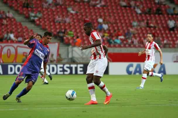 Em mais uma noite de pouco pblico na Arena Pernambuco, o Nutico novamente decepcionou seus torcedores, que esperavam uma vitria tranquila sobre o Piau. O Timbu ficou num empate em 3 a 3 e desperdiou a chance de chegar  liderana do grupo C. Os gols alvirrubros foram marcados por Patrick Vieira (2) e Fillipe Soutto, enquanto Pablo e Cludio (2) descontaram para os visitantes.