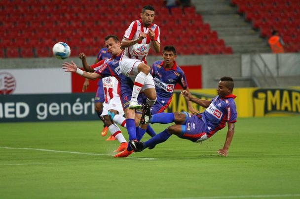 Em mais uma noite de pouco pblico na Arena Pernambuco, o Nutico novamente decepcionou seus torcedores, que esperavam uma vitria tranquila sobre o Piau. O Timbu ficou num empate em 3 a 3 e desperdiou a chance de chegar  liderana do grupo C. Os gols alvirrubros foram marcados por Patrick Vieira (2) e Fillipe Soutto, enquanto Pablo e Cludio (2) descontaram para os visitantes.
