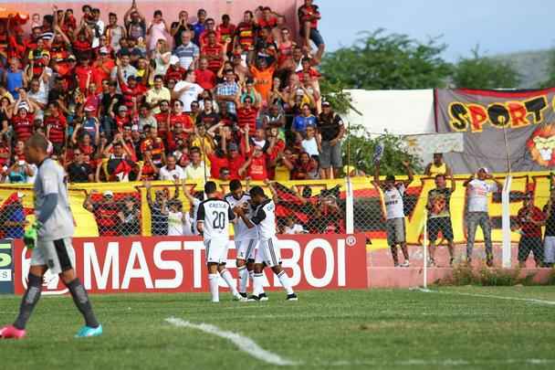 Sob forte sol e com estádio lotado, Sport e Serra Talhada se encontraram pelo Campeonato Pernambucano