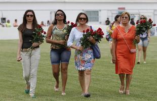 No dia Internacional da Mulher, Salgueiro x Santa Cruz foi precedido por homenagens s mulheres e partida de futebol feminino