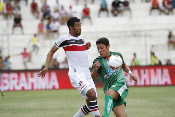 No dia Internacional da Mulher, Salgueiro x Santa Cruz foi precedido por homenagens s mulheres e partida de futebol feminino