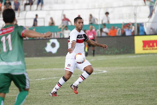 No dia Internacional da Mulher, Salgueiro x Santa Cruz foi precedido por homenagens s mulheres e partida de futebol feminino