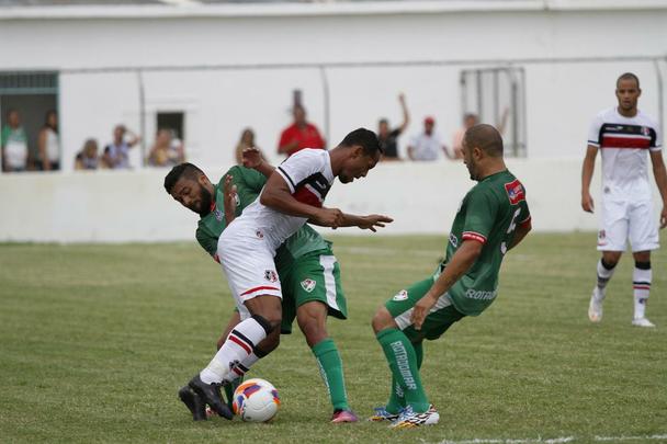 No dia Internacional da Mulher, Salgueiro x Santa Cruz foi precedido por homenagens s mulheres e partida de futebol feminino