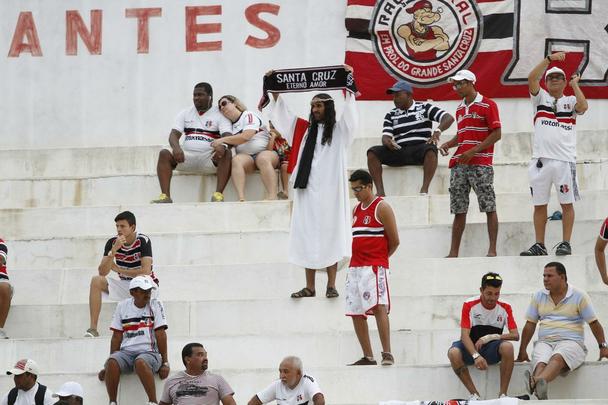 No dia Internacional da Mulher, Salgueiro x Santa Cruz foi precedido por homenagens s mulheres e partida de futebol feminino