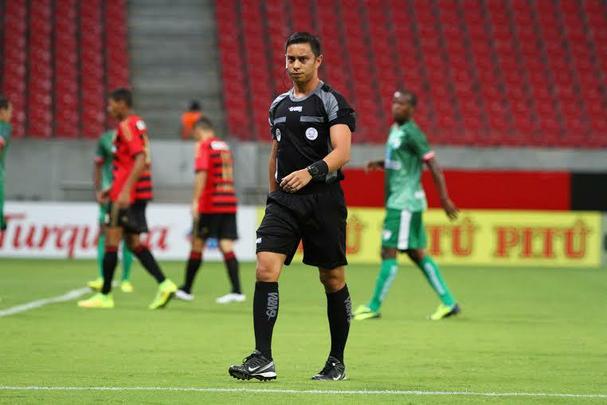 O Sport voltou a ter uma atuao abaixo da mdia neste sbado. Mas desta vez, saiu de campo com uma importante vitria sobre o Salgueiro. Os trs pontos garantiram o Leo como lder do Hexagonal do Ttulo do Pernambucano. E os trs gols da vitria foram marcados por Oswaldo, Elber e Felipe Azevedo. Anderson Lessa descontou para o Carcar