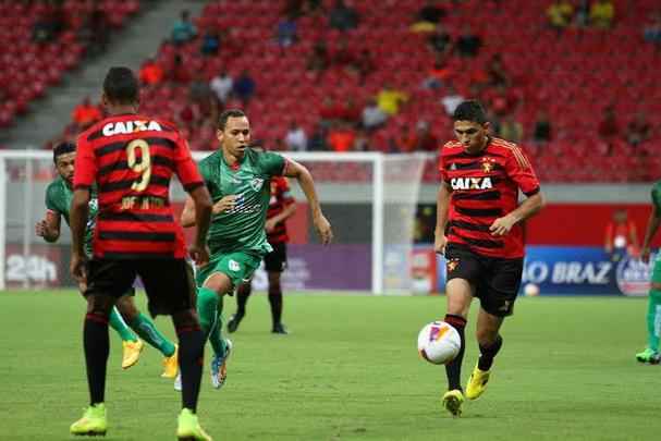 O Sport voltou a ter uma atuao abaixo da mdia neste sbado. Mas desta vez, saiu de campo com uma importante vitria sobre o Salgueiro. Os trs pontos garantiram o Leo como lder do Hexagonal do Ttulo do Pernambucano. E os trs gols da vitria foram marcados por Oswaldo, Elber e Felipe Azevedo. Anderson Lessa descontou para o Carcar