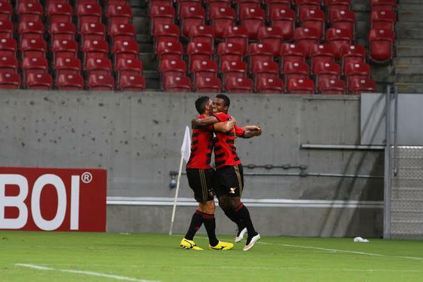 O Sport voltou a ter uma atuao abaixo da mdia neste sbado. Mas desta vez, saiu de campo com uma importante vitria sobre o Salgueiro. Os trs pontos garantiram o Leo como lder do Hexagonal do Ttulo do Pernambucano. E os trs gols da vitria foram marcados por Oswaldo, Elber e Felipe Azevedo. Anderson Lessa descontou para o Carcar
