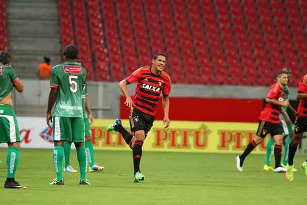 O Sport voltou a ter uma atuao abaixo da mdia neste sbado. Mas desta vez, saiu de campo com uma importante vitria sobre o Salgueiro. Os trs pontos garantiram o Leo como lder do Hexagonal do Ttulo do Pernambucano. E os trs gols da vitria foram marcados por Oswaldo, Elber e Felipe Azevedo. Anderson Lessa descontou para o Carcar