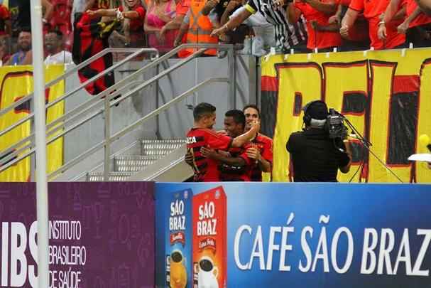 O Sport voltou a ter uma atuao abaixo da mdia neste sbado. Mas desta vez, saiu de campo com uma importante vitria sobre o Salgueiro. Os trs pontos garantiram o Leo como lder do Hexagonal do Ttulo do Pernambucano. E os trs gols da vitria foram marcados por Oswaldo, Elber e Felipe Azevedo. Anderson Lessa descontou para o Carcar