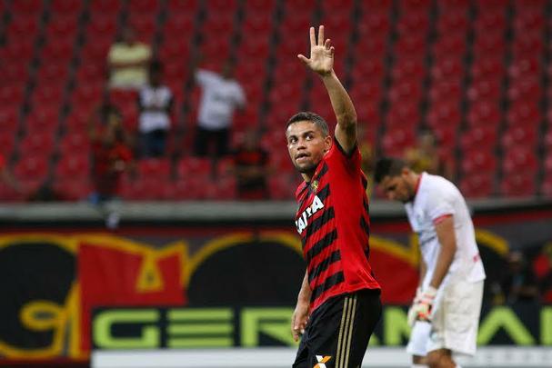 O Sport voltou a ter uma atuao abaixo da mdia neste sbado. Mas desta vez, saiu de campo com uma importante vitria sobre o Salgueiro. Os trs pontos garantiram o Leo como lder do Hexagonal do Ttulo do Pernambucano. E os trs gols da vitria foram marcados por Oswaldo, Elber e Felipe Azevedo. Anderson Lessa descontou para o Carcar