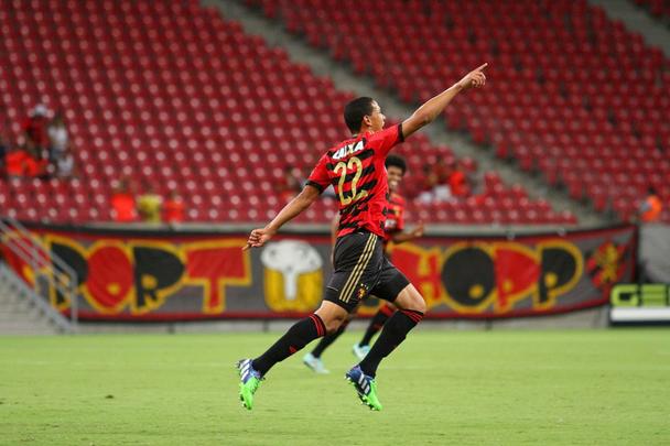 O Sport voltou a ter uma atuao abaixo da mdia neste sbado. Mas desta vez, saiu de campo com uma importante vitria sobre o Salgueiro. Os trs pontos garantiram o Leo como lder do Hexagonal do Ttulo do Pernambucano. E os trs gols da vitria foram marcados por Oswaldo, Elber e Felipe Azevedo. Anderson Lessa descontou para o Carcar